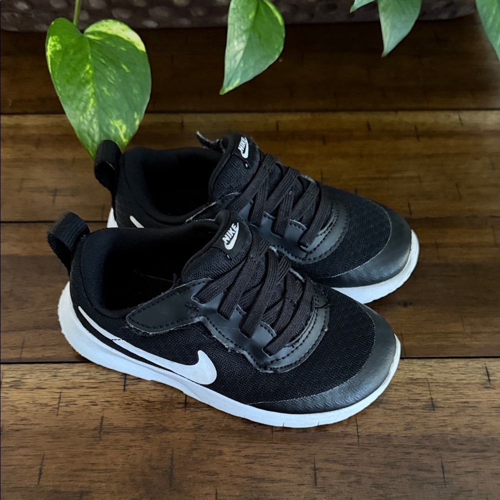Nike Black Toddlers Low-Top Hook and loop Sneakers 8.5